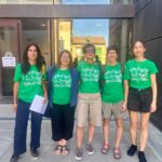 UGT miembro de plataforma de la escuela pública entrega la camiseta verde a la alcaldesa de Huesca